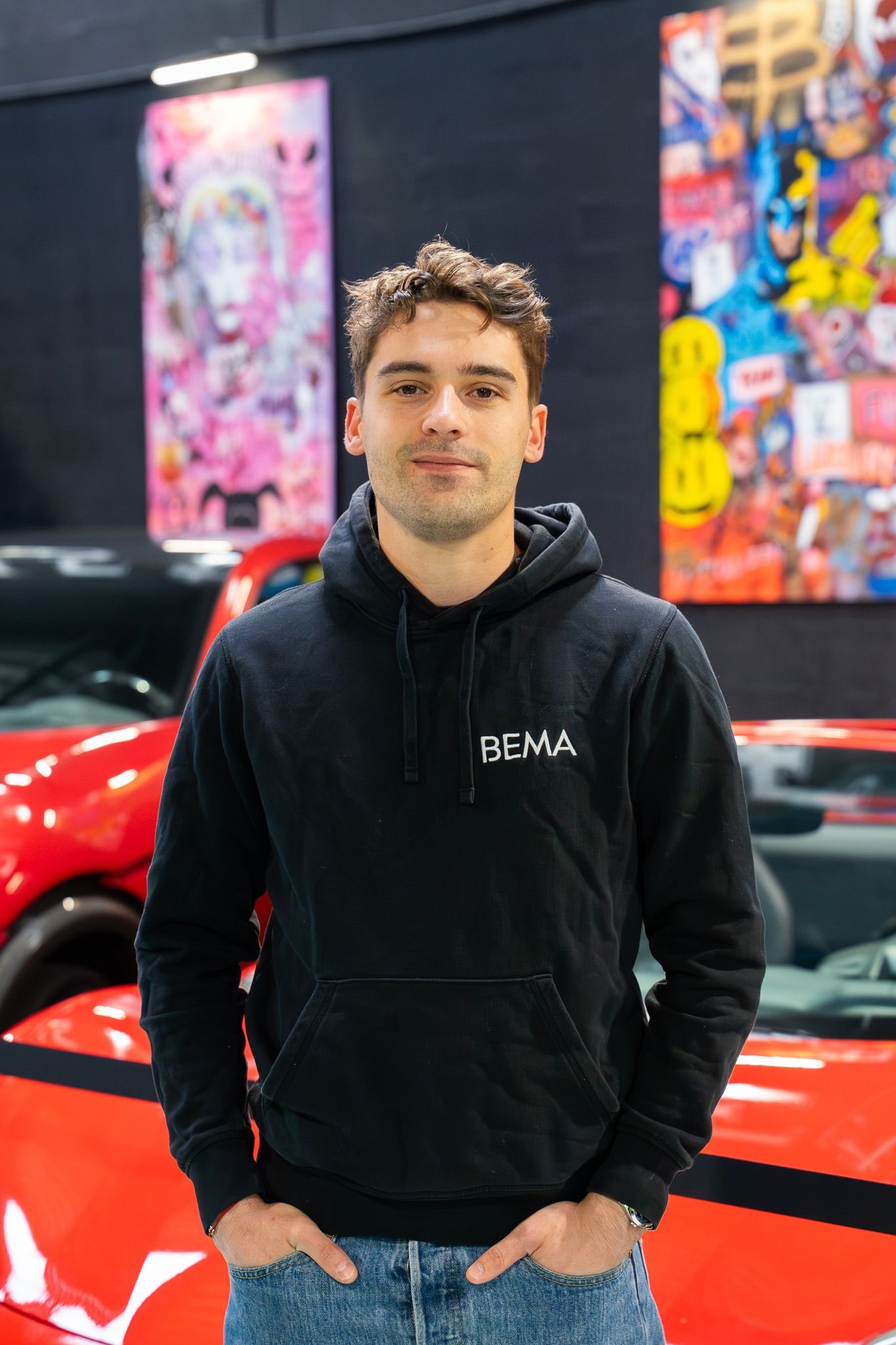 Silhouette d'une personne portant un blazer ; l'inscription « BEMA life » figure sur la veste.