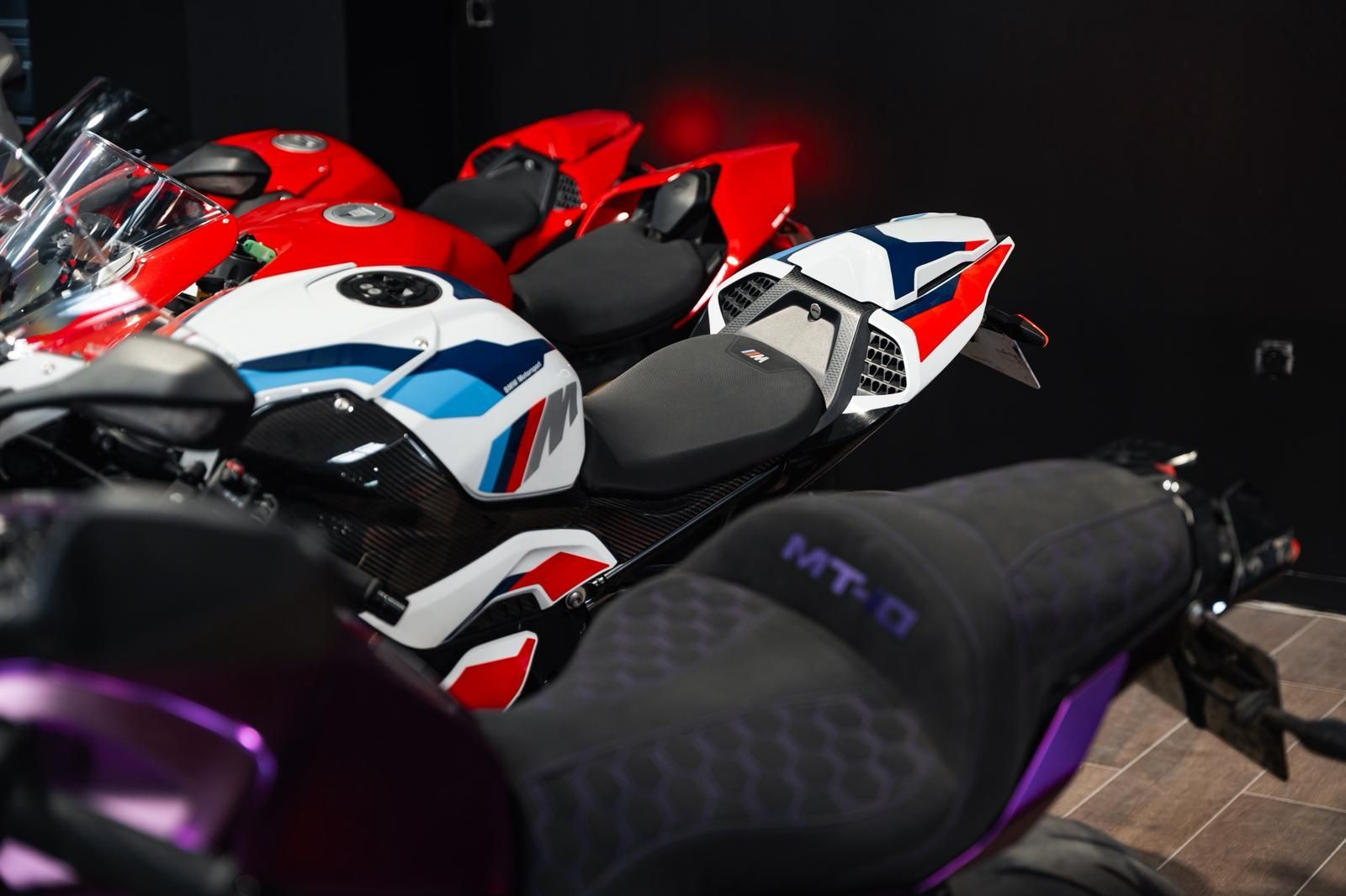 Moto Yamaha MT-09 avec des accents bleus et un échappement Akrapovic devant le logo BEMA.