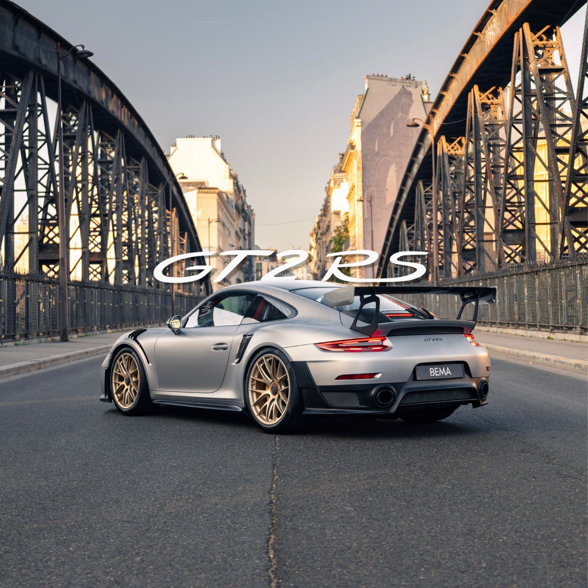 Trois voitures Rolls-Royce noires garées devant un bâtiment décoré de couleur claire avec des drapeaux français.