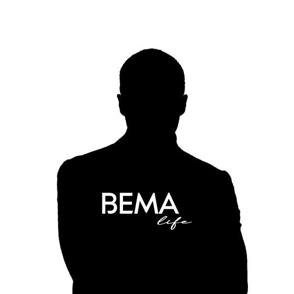 Silhouette d'une personne portant un blazer avec l'inscription « BEMA life » sur la poitrine.