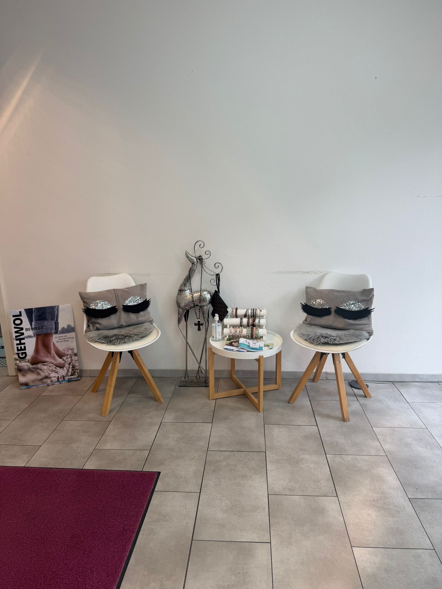 Dekorative Wandgestaltung im Kosmetik- und Fußpflegeinstitut