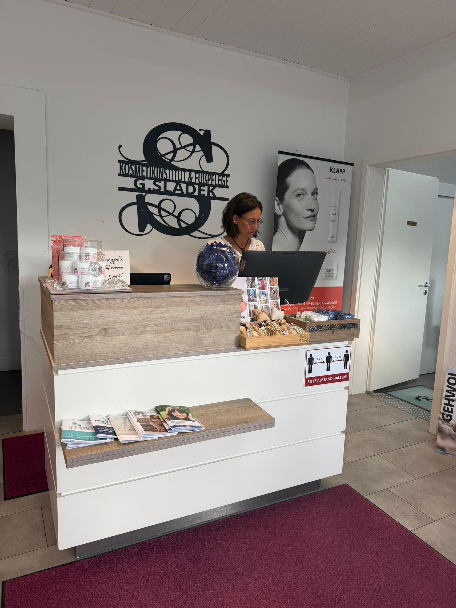 Empfangstresen eines Kosmetik- und Fußpflegeinstituts mit Verkaufsprodukten und Beratungstheke