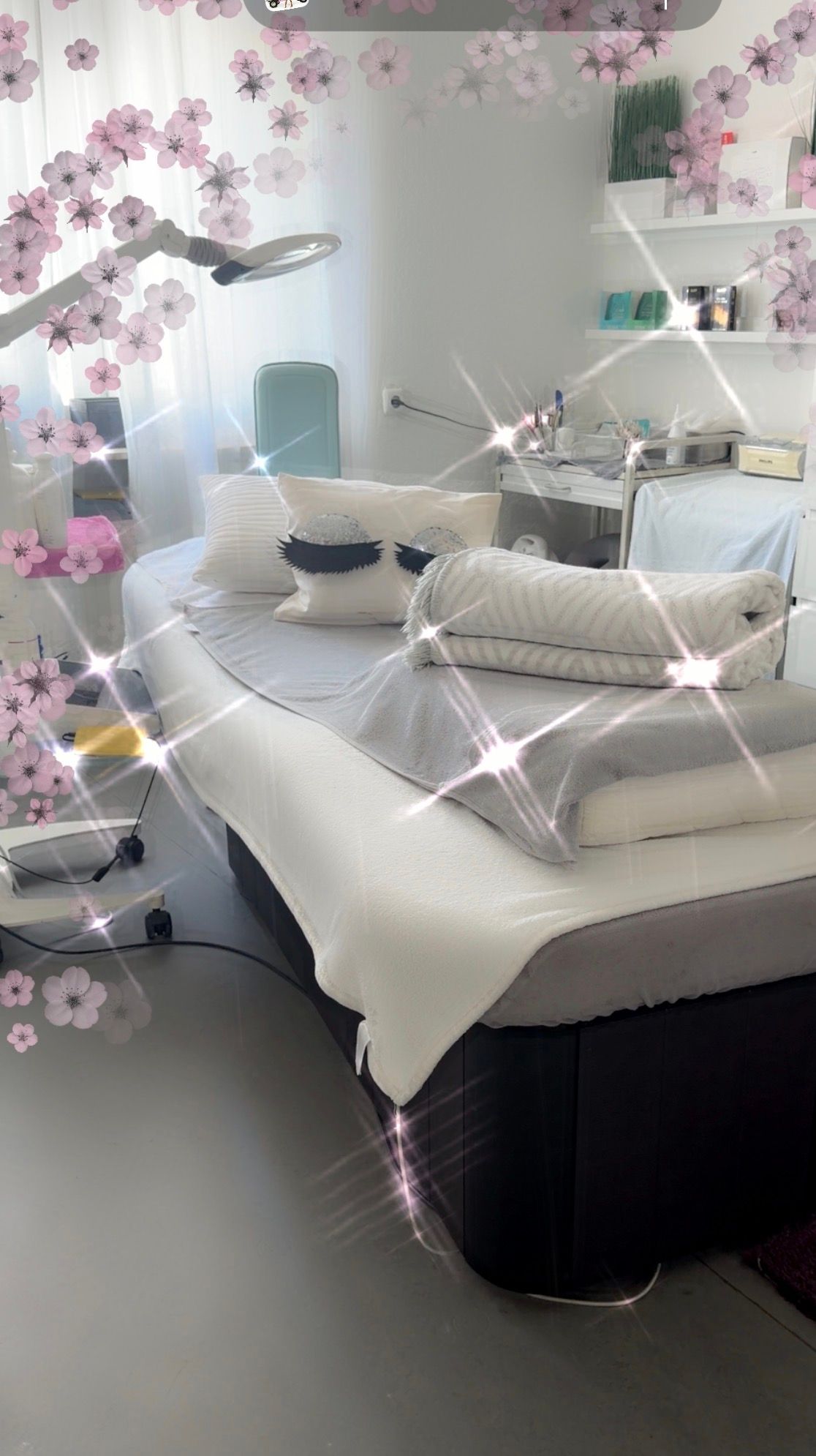 Kosmetik-Behandlungsraum mit Spiegel, Waschbecken und floraler Dekoration