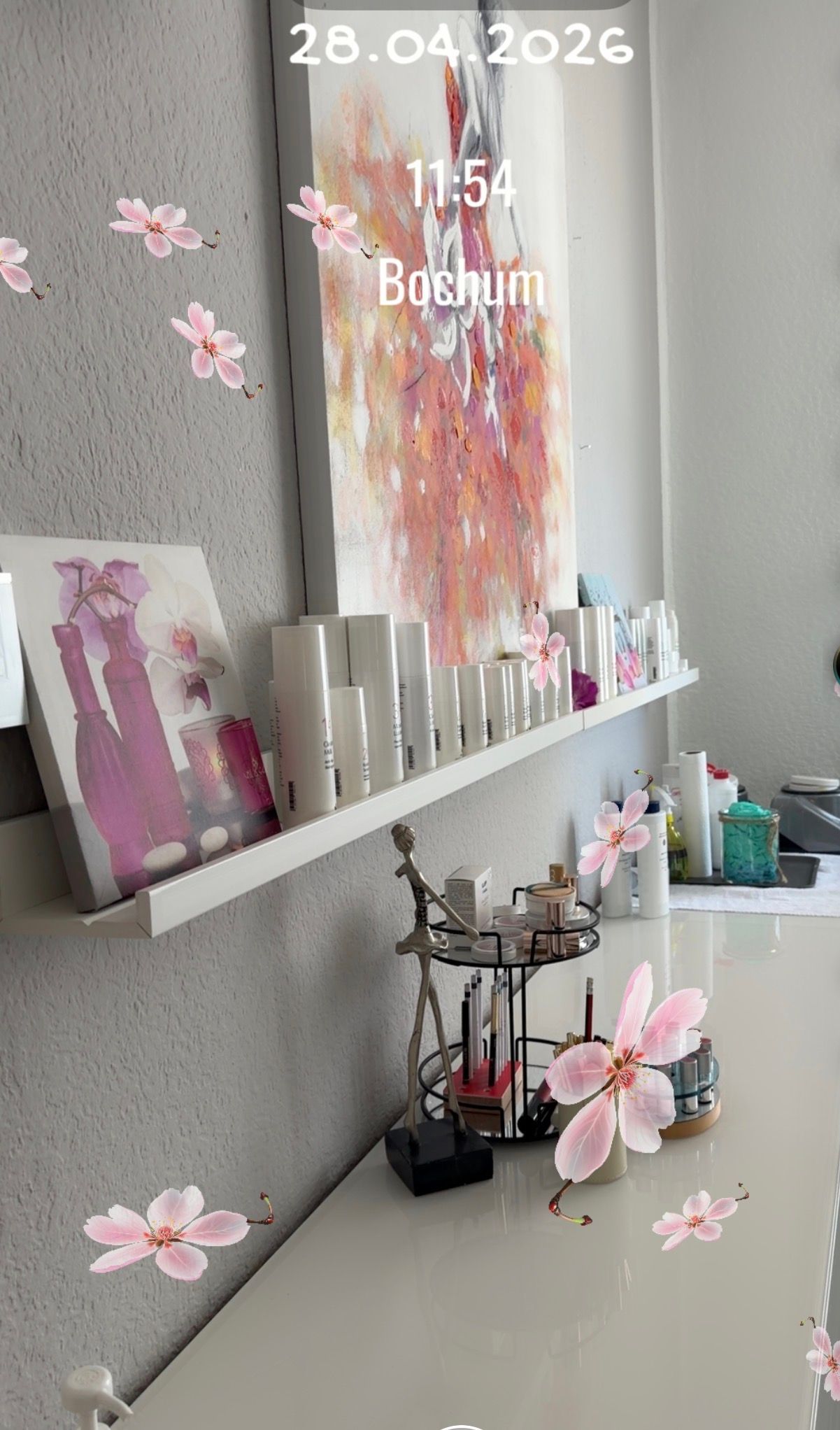 Bunte Wanddekoration mit Blumenmotiv im Kosmetikstudio