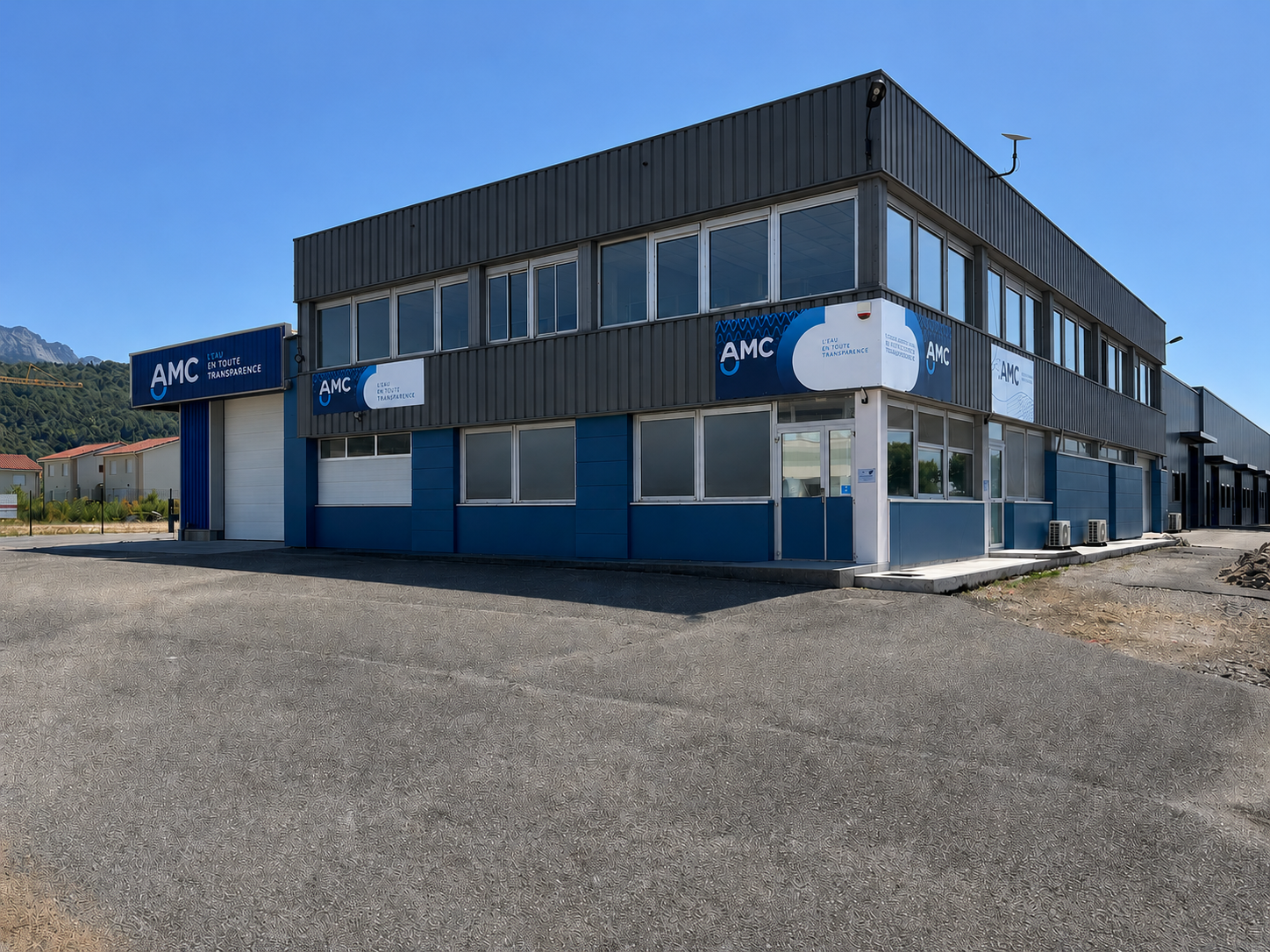 Un entrepôt commercial bleu et gris