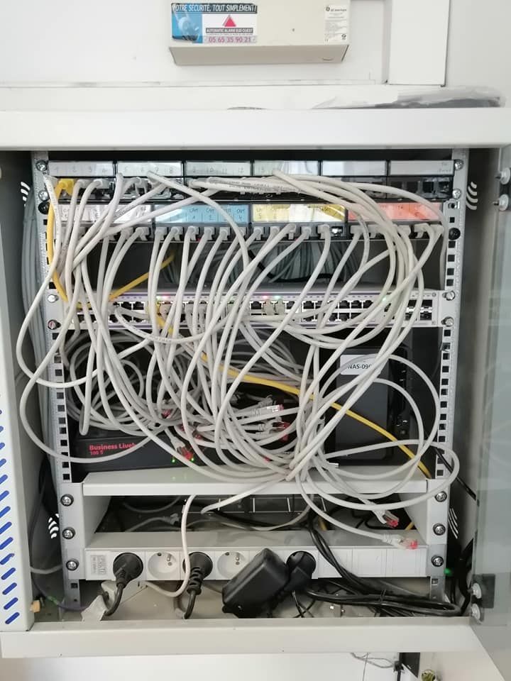 De nombreux fils électriques.