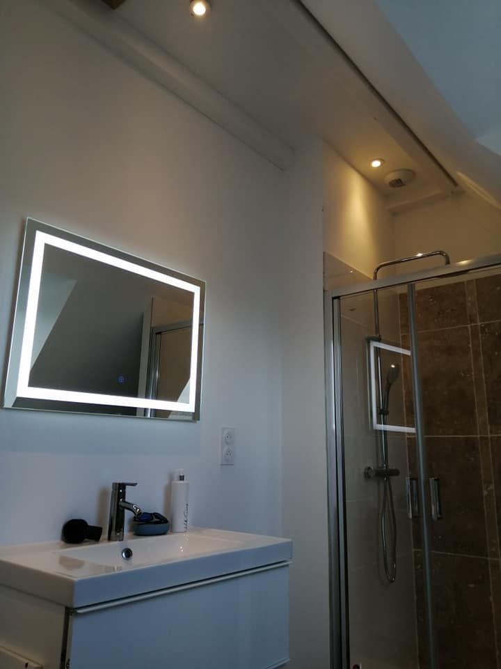 Une salle de bains éclairée.