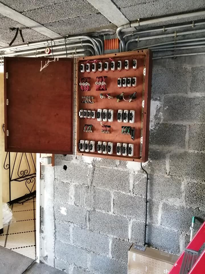 Un vieux panneau électrique.