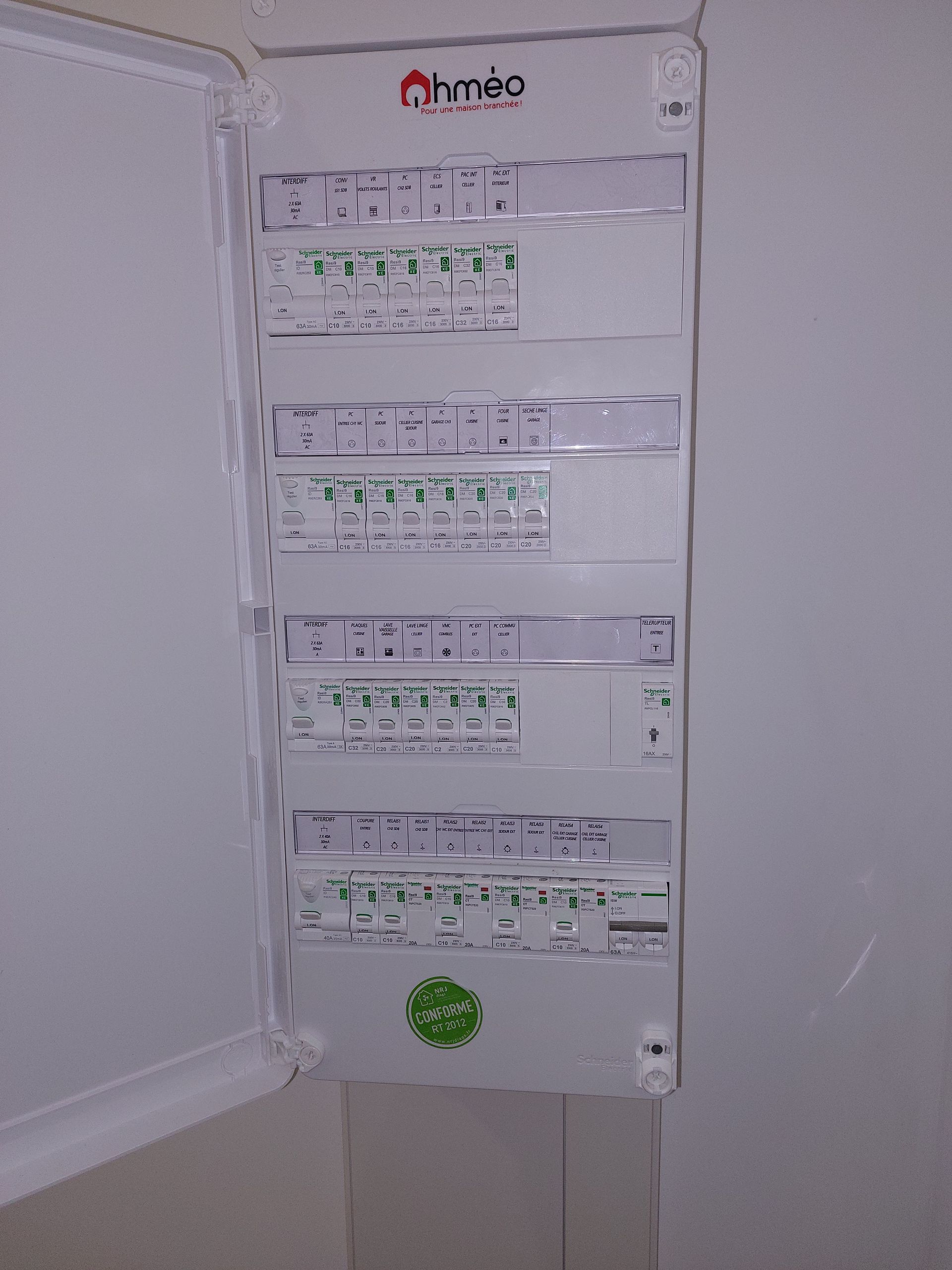 Un tableau électrique neuf.