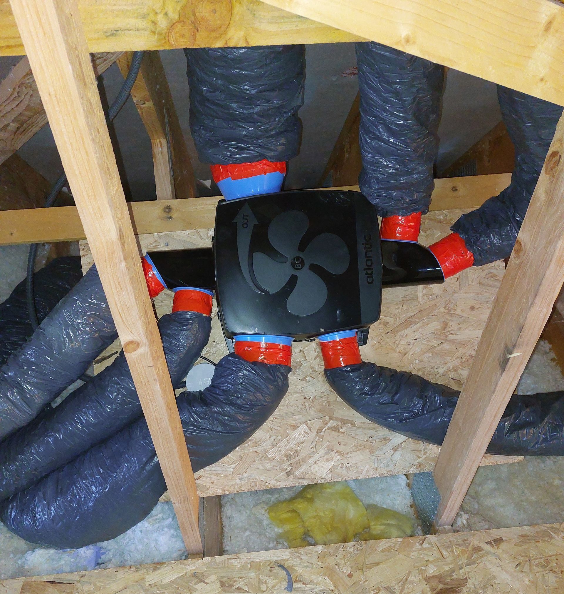 Un extracteur de couleur noire.