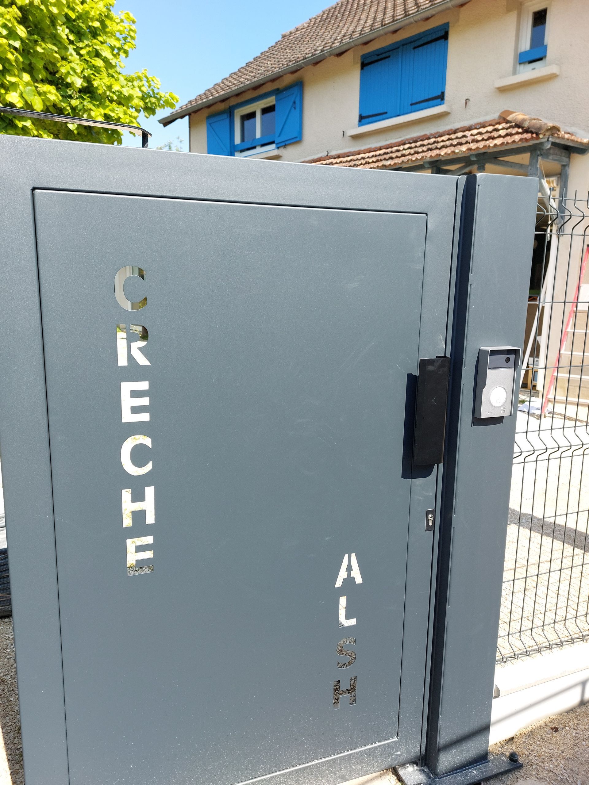 Un système de visiophonie à côté d'une porte extérieure.