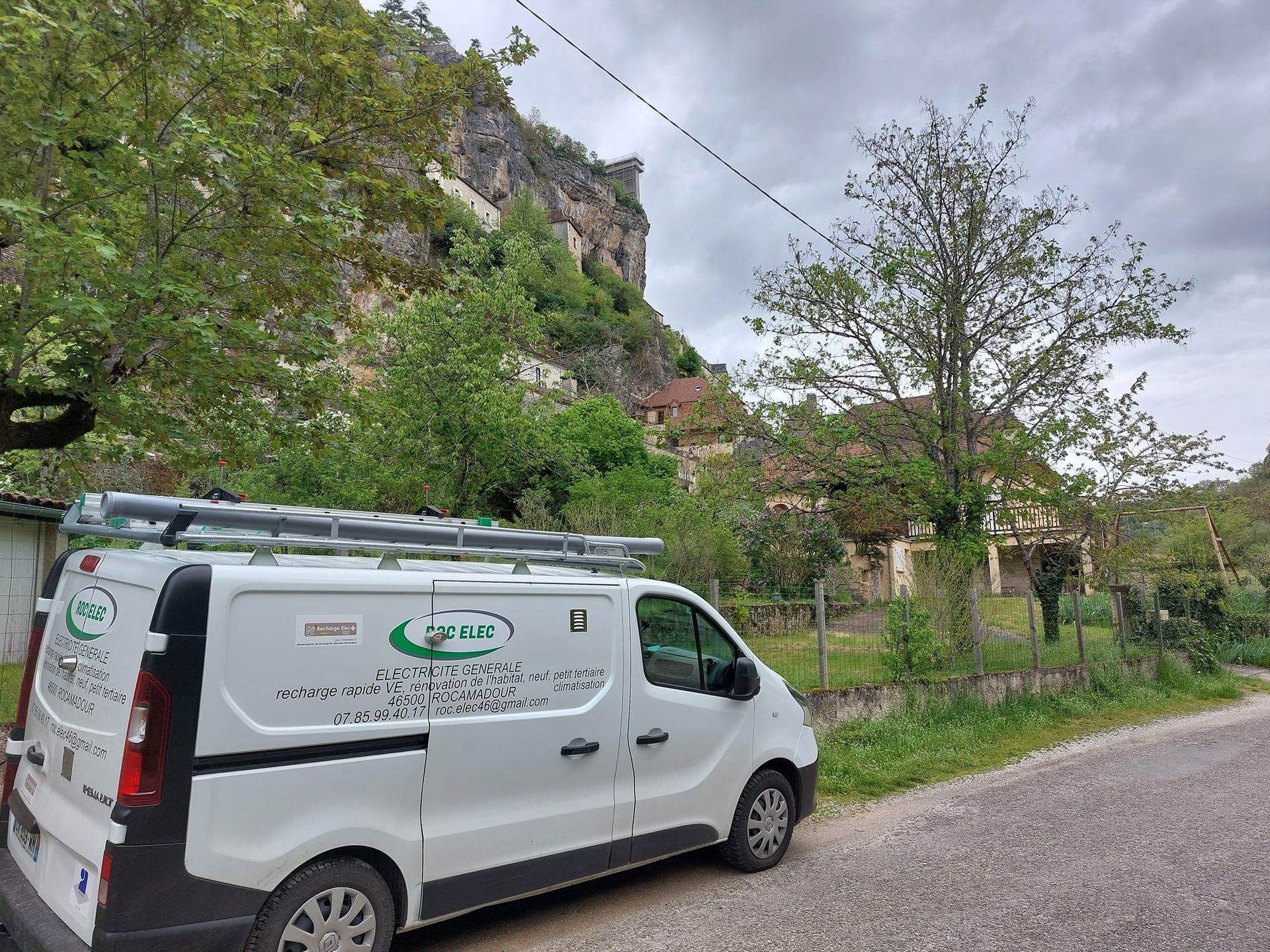 Véhicule de ROC ELEC en bas de Rocamadour.