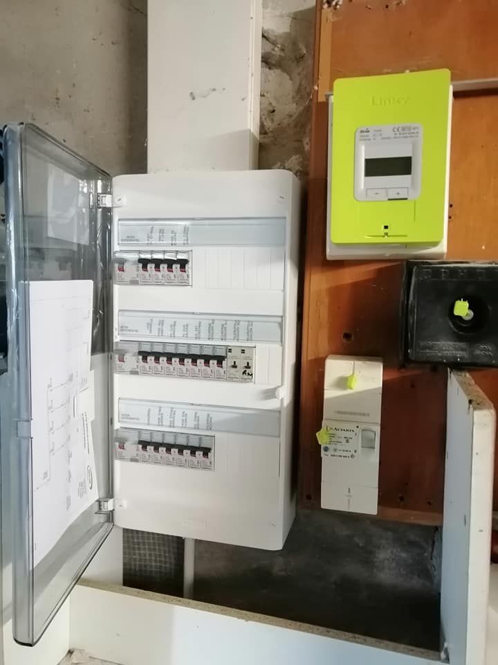 Un disjoncteur et un compteur électrique.