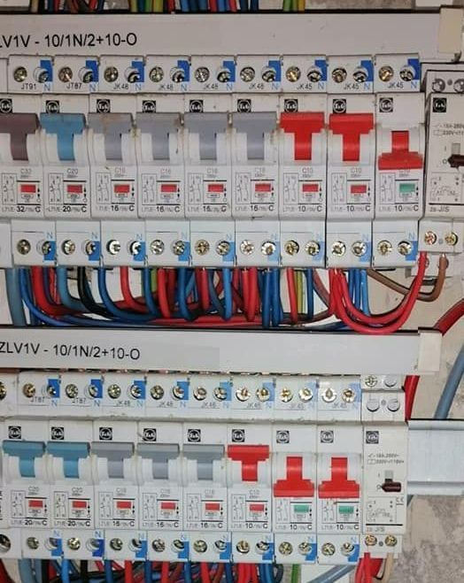 Un tableau électrique blanc.