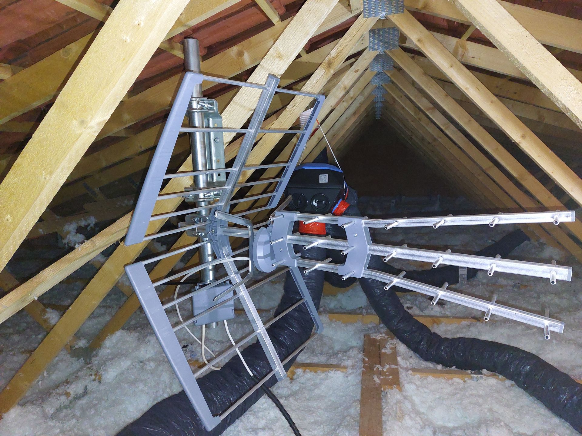 Deux gros tuyaux sur un mur orange.