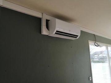 Une pompe à chaleur et une télécommande.