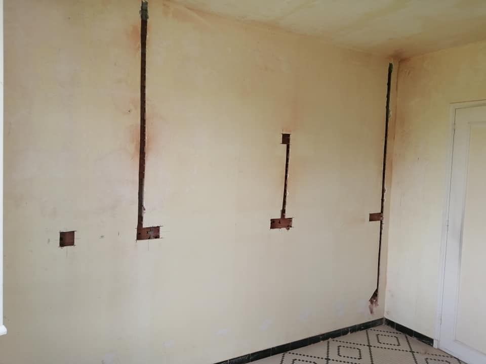 De nombreux fils électriques.