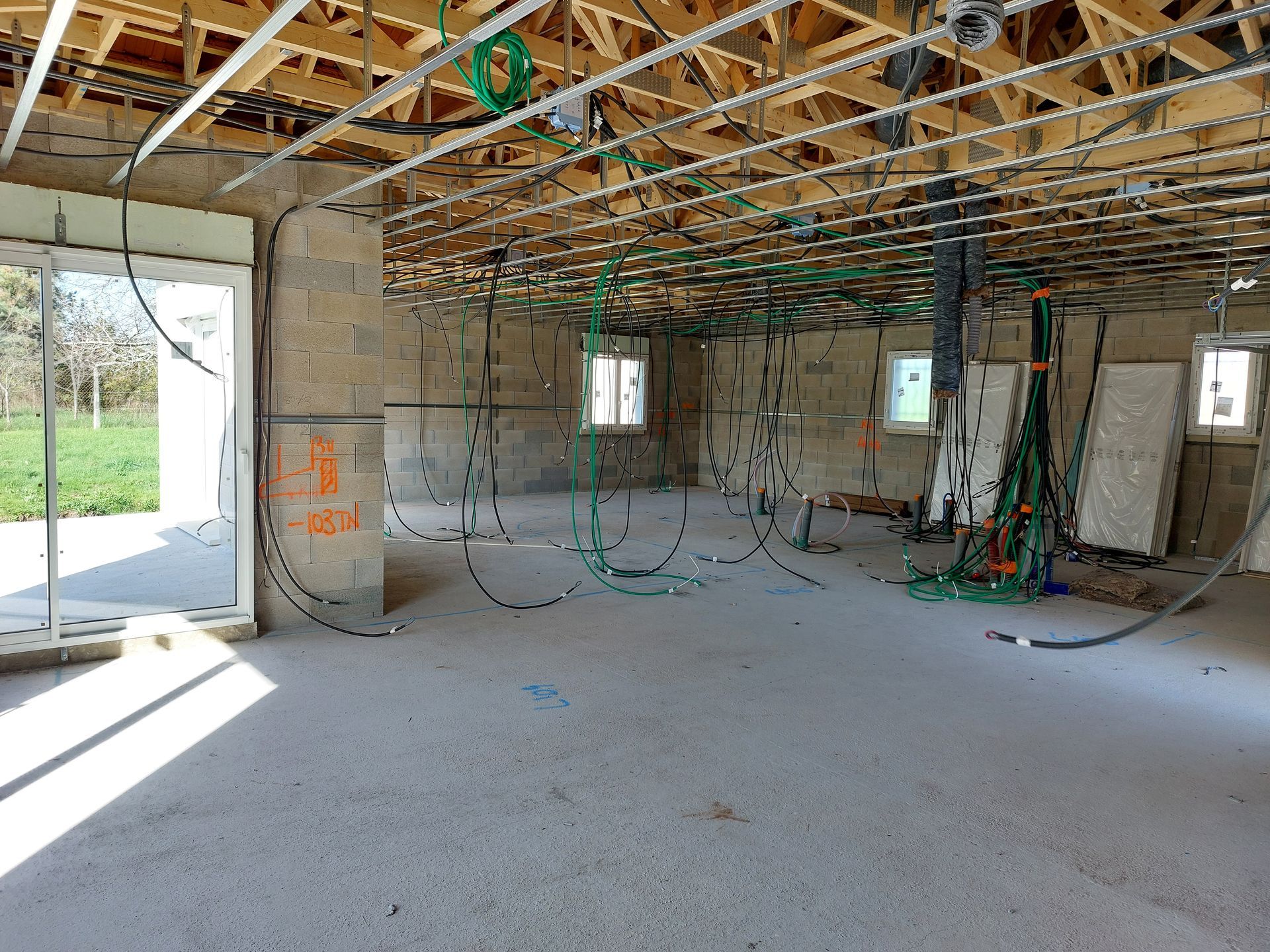 Une pièce lors de travaux électriques.