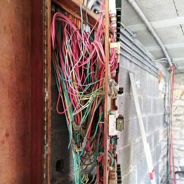 Un utilitaire blanc avec des matériaux sur le toit.