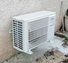 Une pompe à chaleur avec deux bouteilles de gaz réfrigérant.