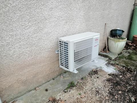 Un disjoncteur à côté d'un bureau.