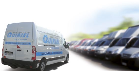 Fourgonnette blanche avec logo Quiriel, garée devant une rangée de fourgonnettes ; décor extérieur lumineux.