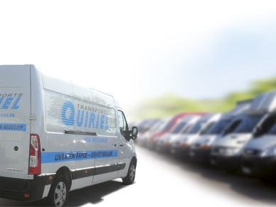 Camionnette blanche avec le logo « Quiriel », garée devant d'autres camionnettes