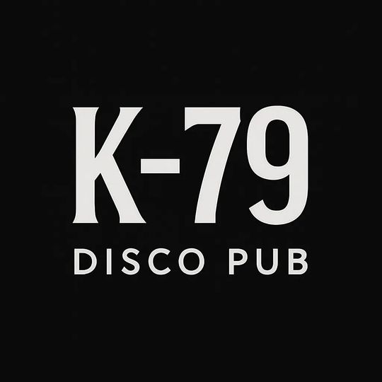 Logotipo de K-79 Disco Pub, con el nombre en fuente serif blanca sobre fondo negro. Debajo del nombre se lee