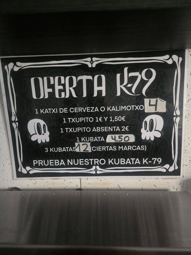Letrero en blanco y negro con las ofertas en bebidas de K-79