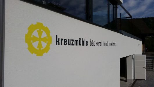 Logo auf einer Wand von Raum- und Objektgestaltung