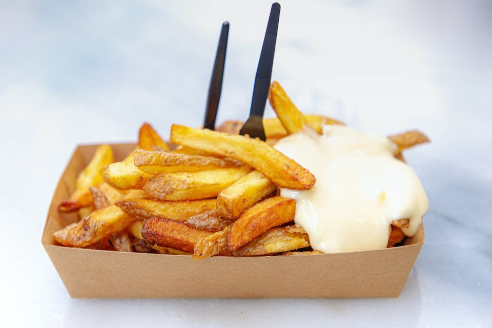 Friet met mayonaise in bakje