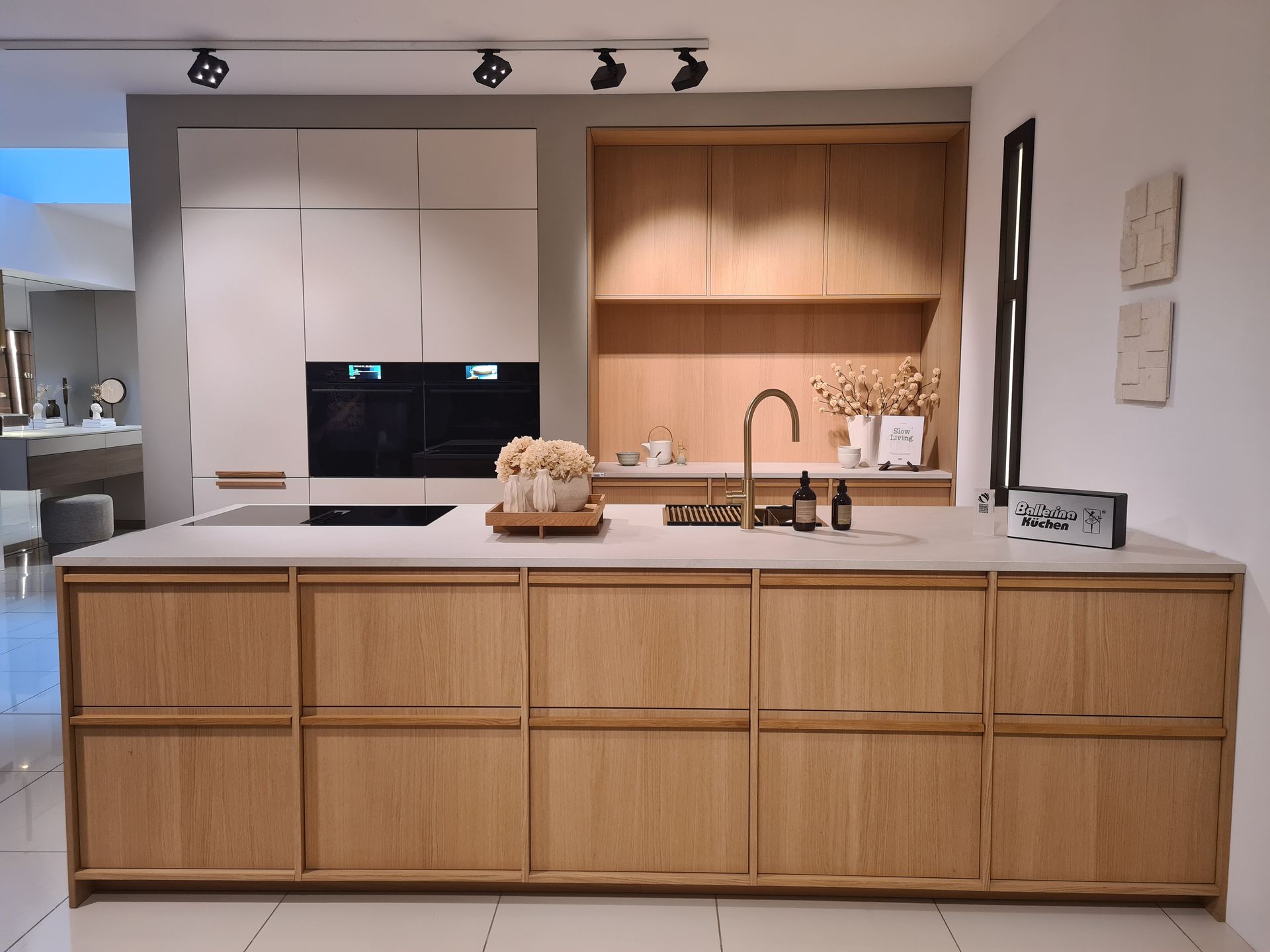 Cuisine moderne en bois et plan de travail blanc