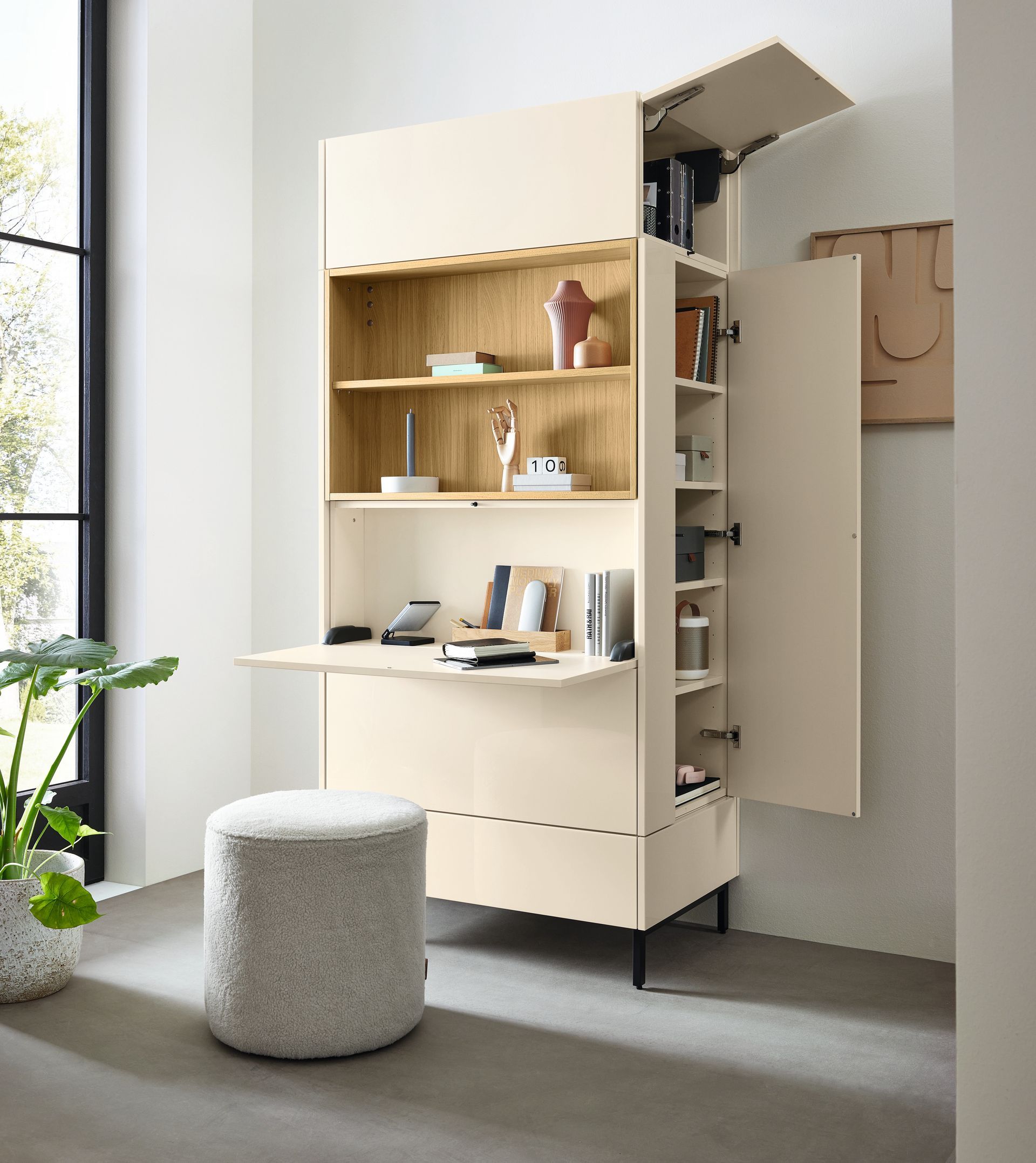 Bureau mural pliant avec étagères, finition beige et bois, compartiments ouverts et fermés.