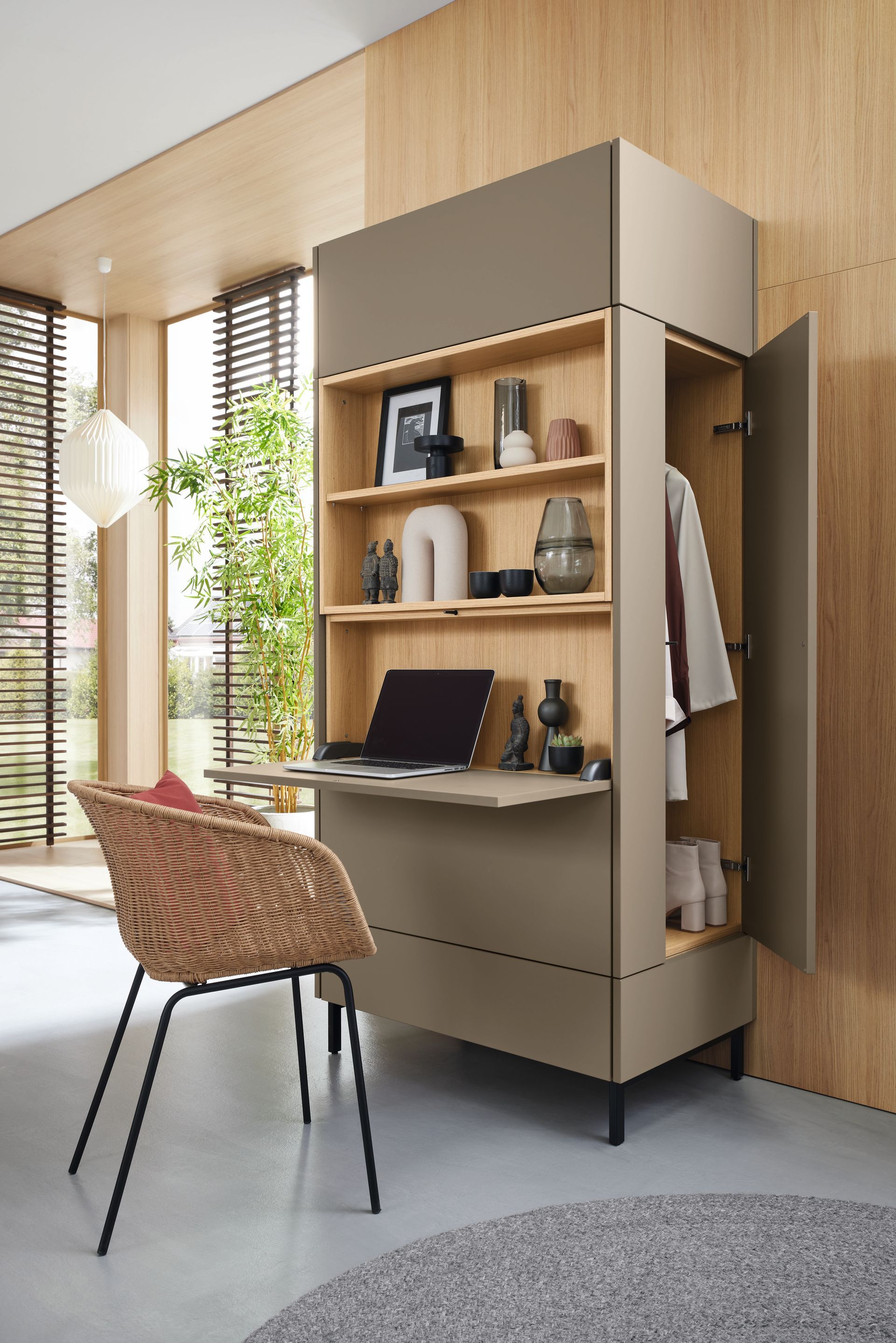 Bureau compact en bois avec étagères intégrées et double fonction d'armoire.