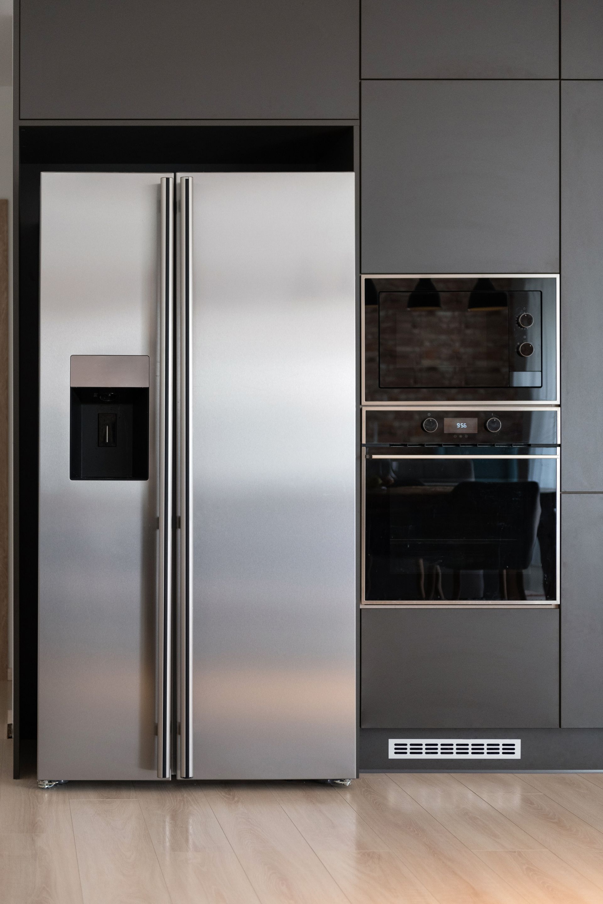 Un frigo et un four
