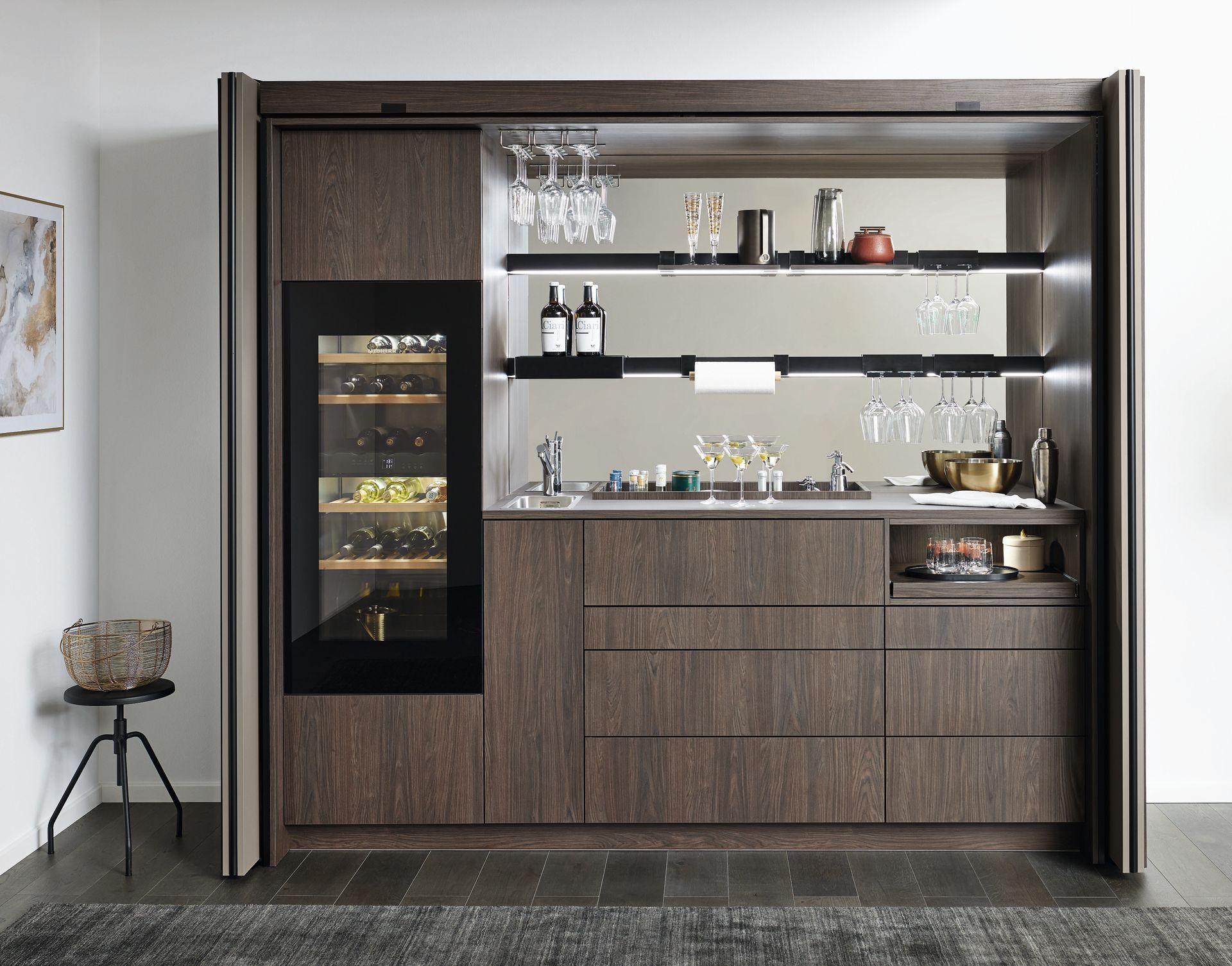 Meuble bar intégré moderne avec finitions en bois, cave à vin, étagères et verrerie.
