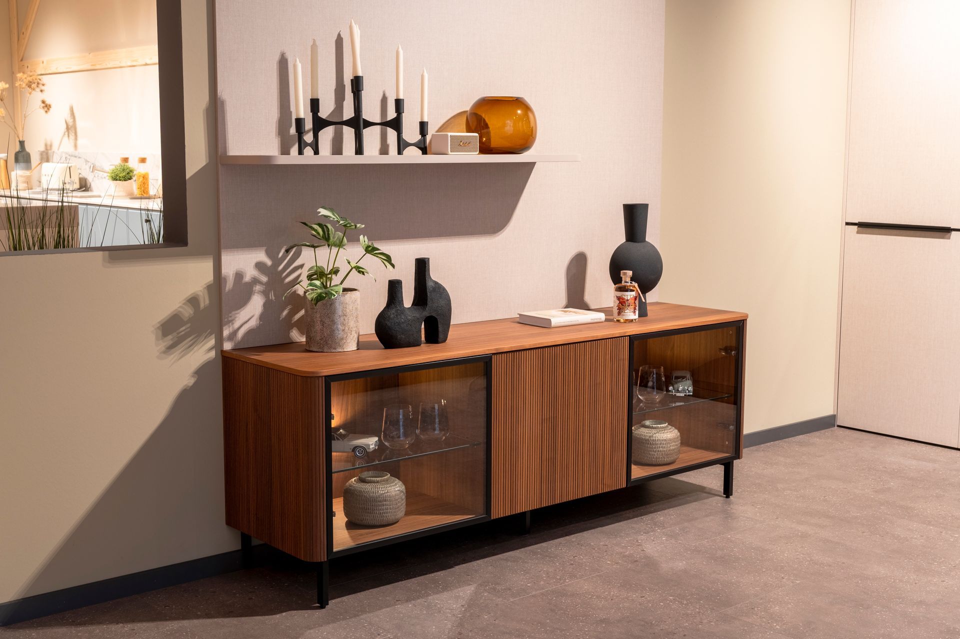 Buffet moderne en bois dans un coin de salon minimaliste.