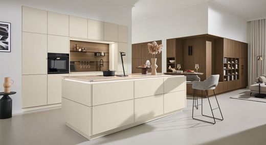 Une cuisine moderne avec des meubles blancs et un îlot central.