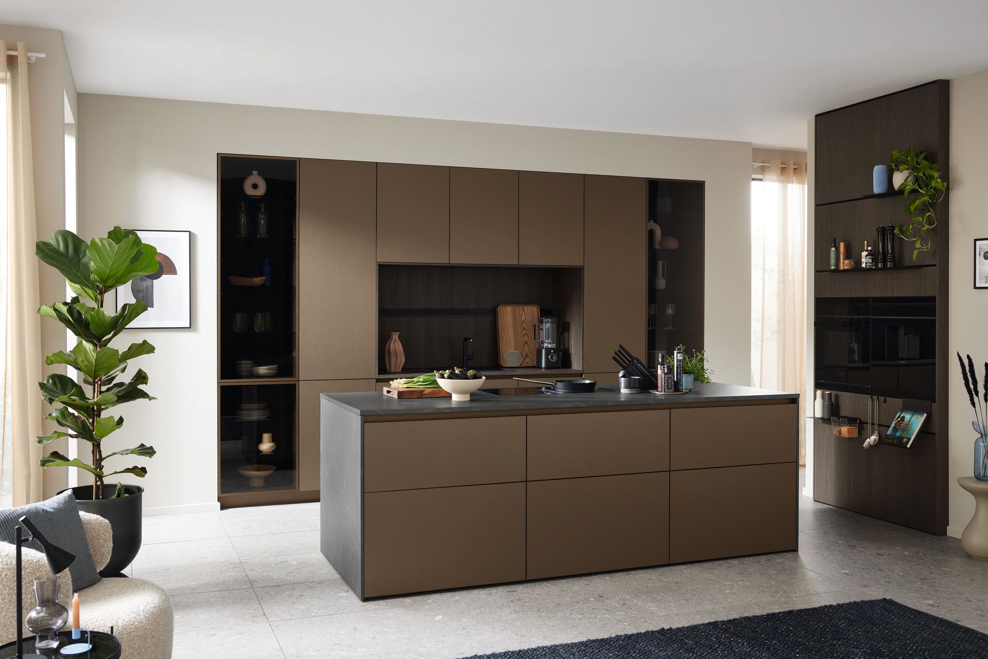 Cuisine moderne avec armoires marron, îlot central et électroménager encastré.