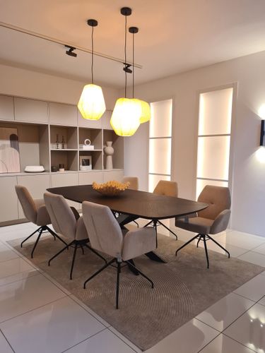Une salle à manger moderne et minimaliste.