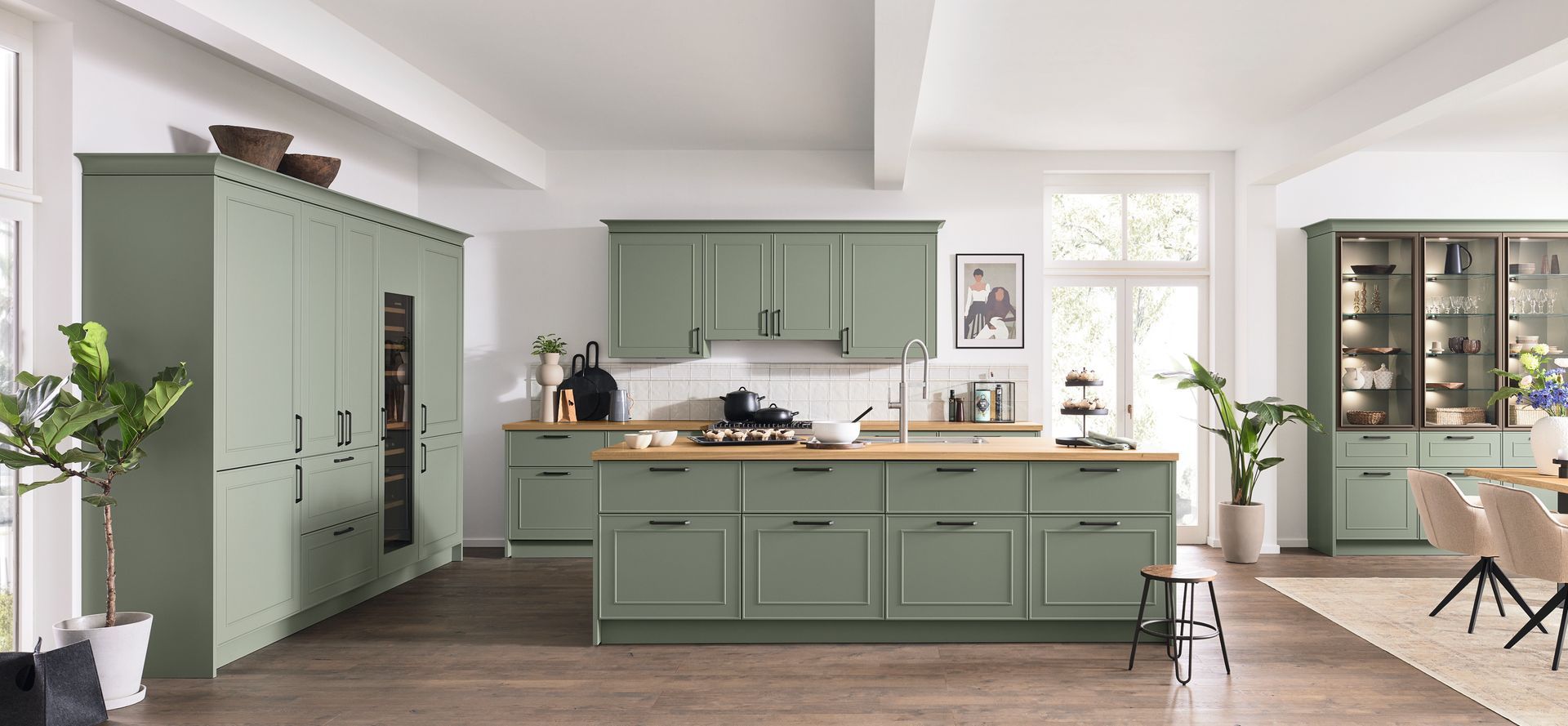 Une cuisine au style traditionnel avec des meubles et placards verts.