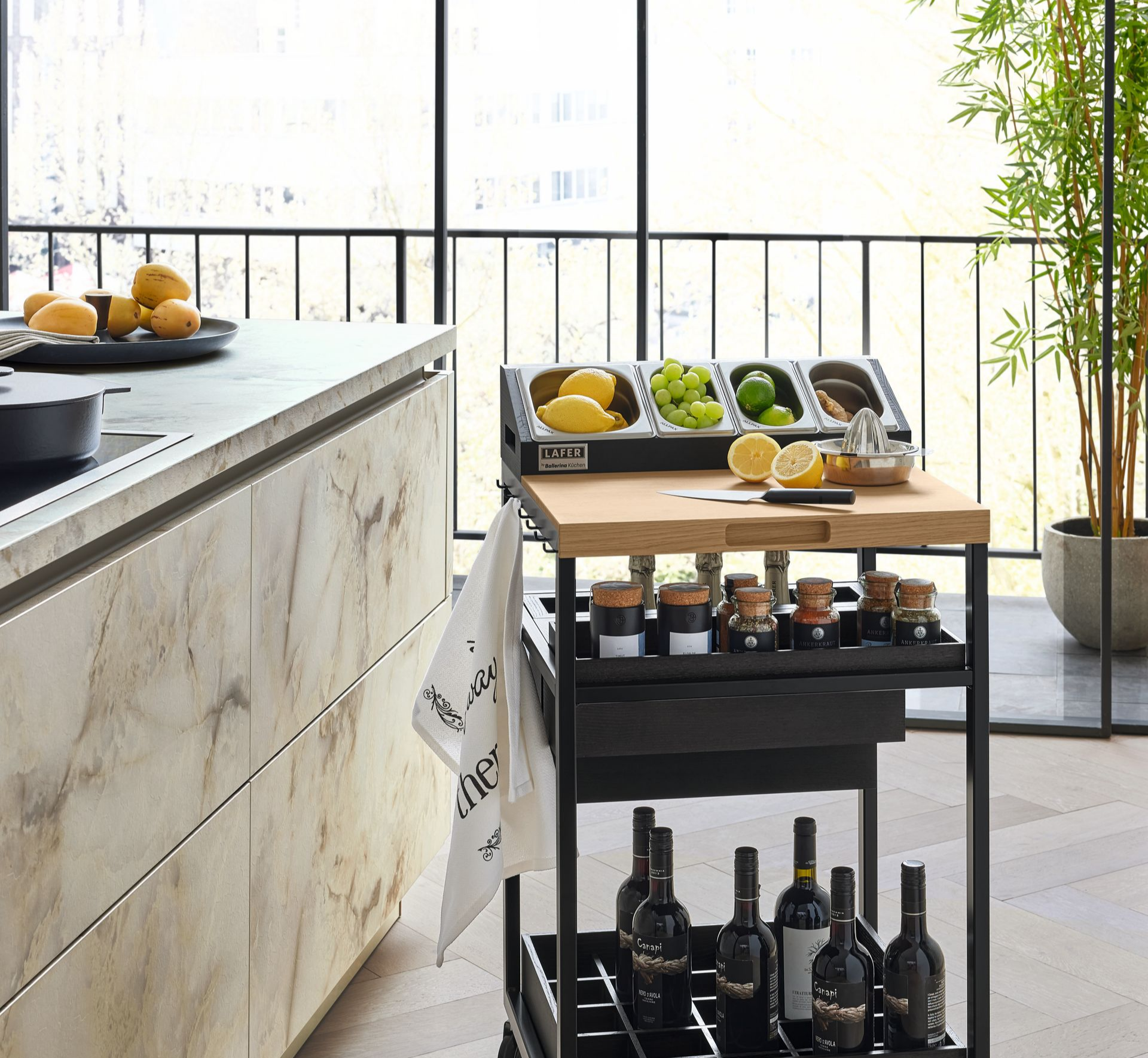 Îlot de cuisine moderne avec chariot à fruits, épices et vin.