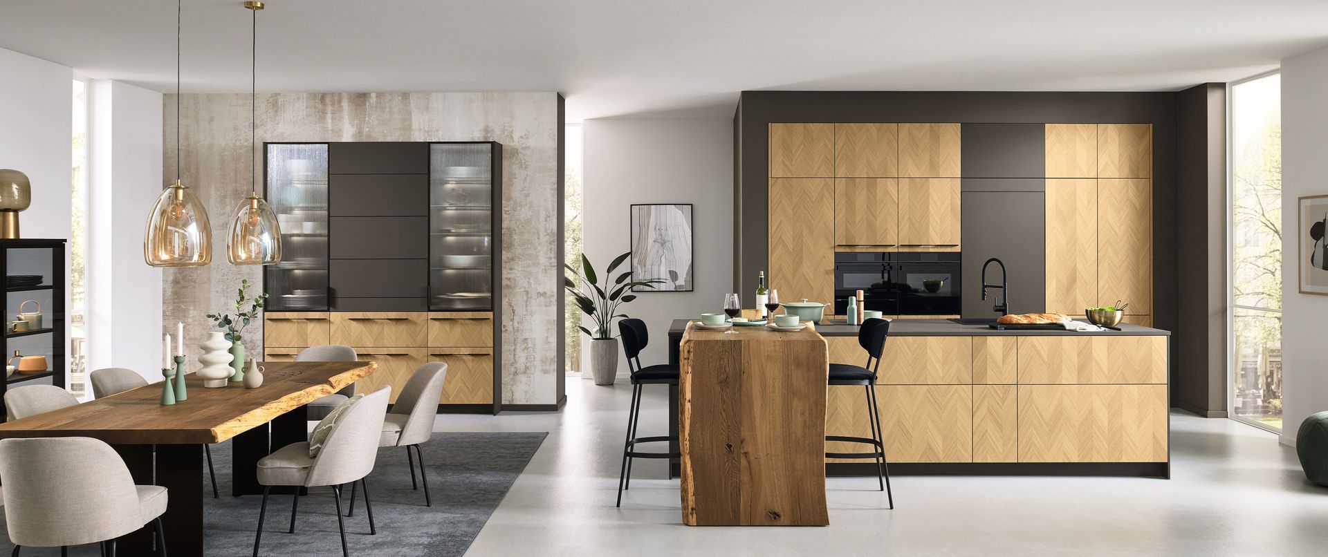 Cuisine et salle à manger modernes, avec placards en bois, suspensions lumineuses et table à manger.