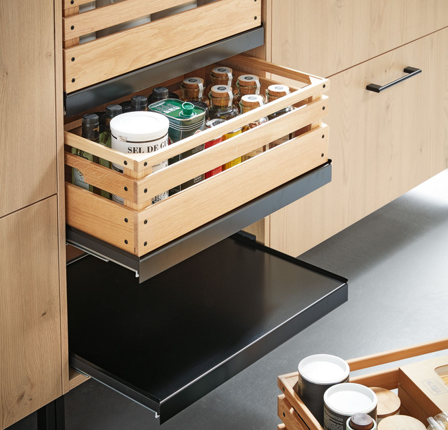 Tiroir de cuisine coulissant avec un plateau noir inférieur qui se déploie.
