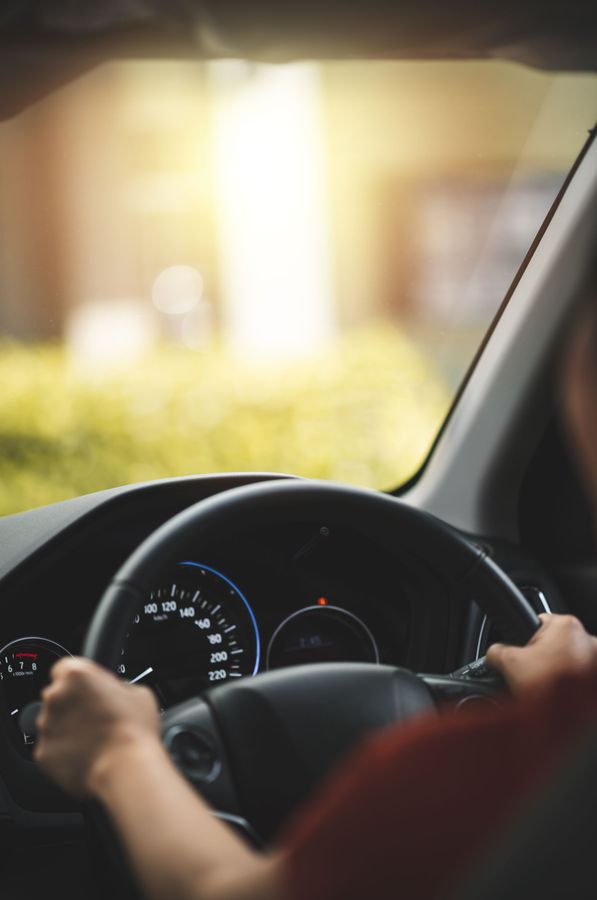 Gros plan d'une femme conduisant une voiture sur la route