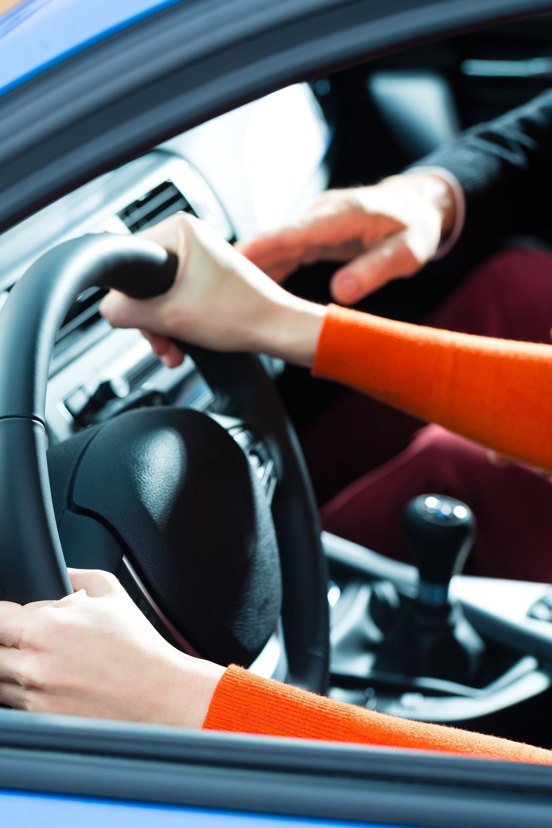 Une femme dans une voiture d'auto-école obtient un permis de conduire