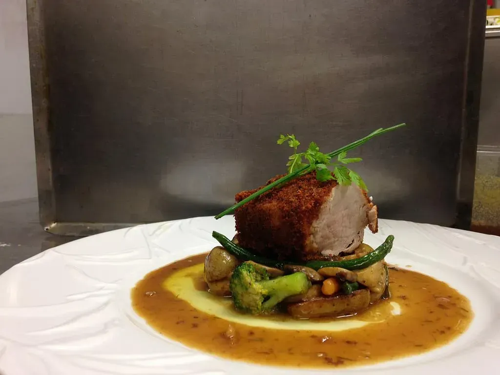 Photo d'un plat dressé avec de la viande, des brocolis, des pommes de terre et de la sauce.