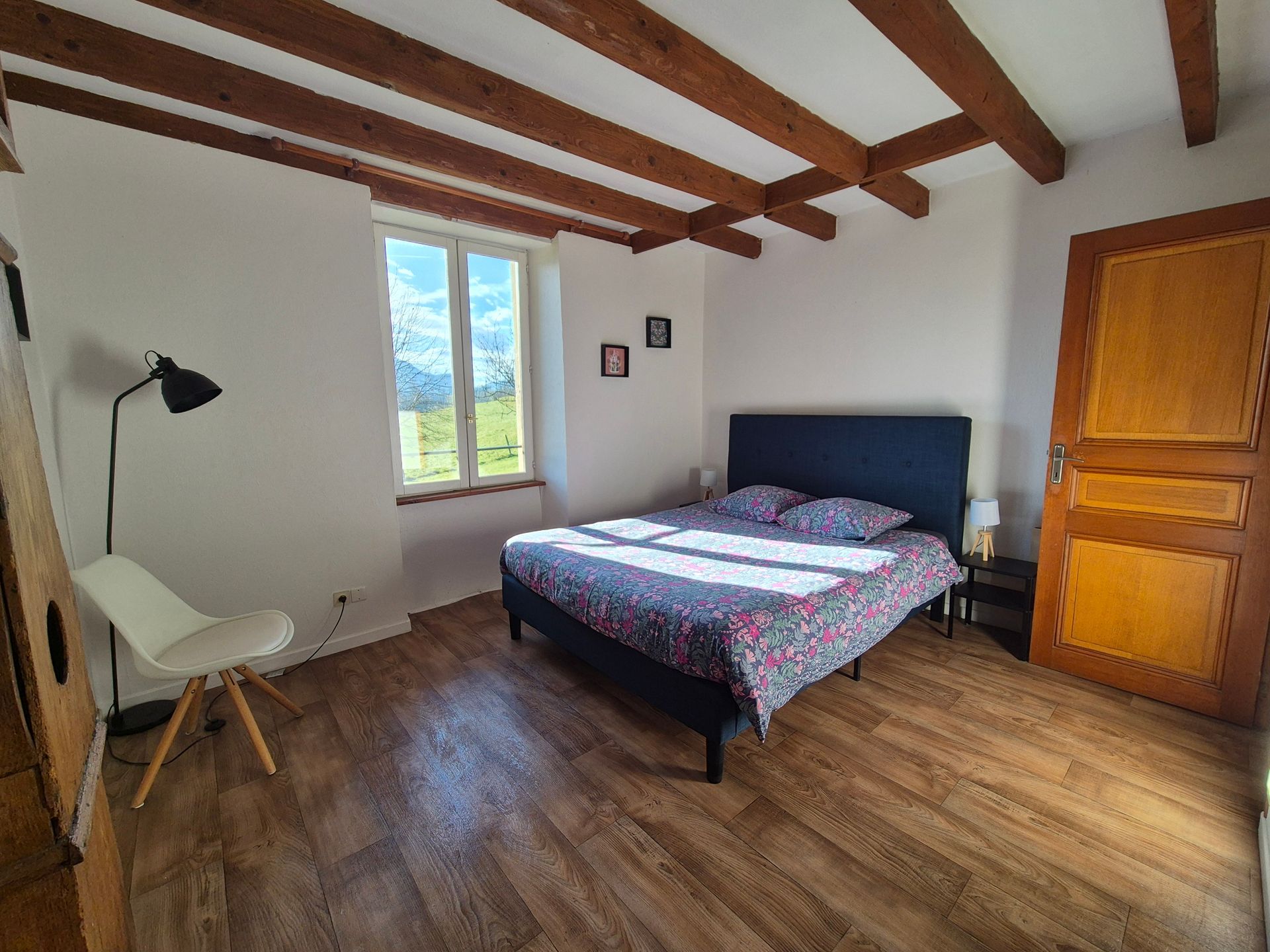 Chambre lit queen size avec vue sur la montagne.