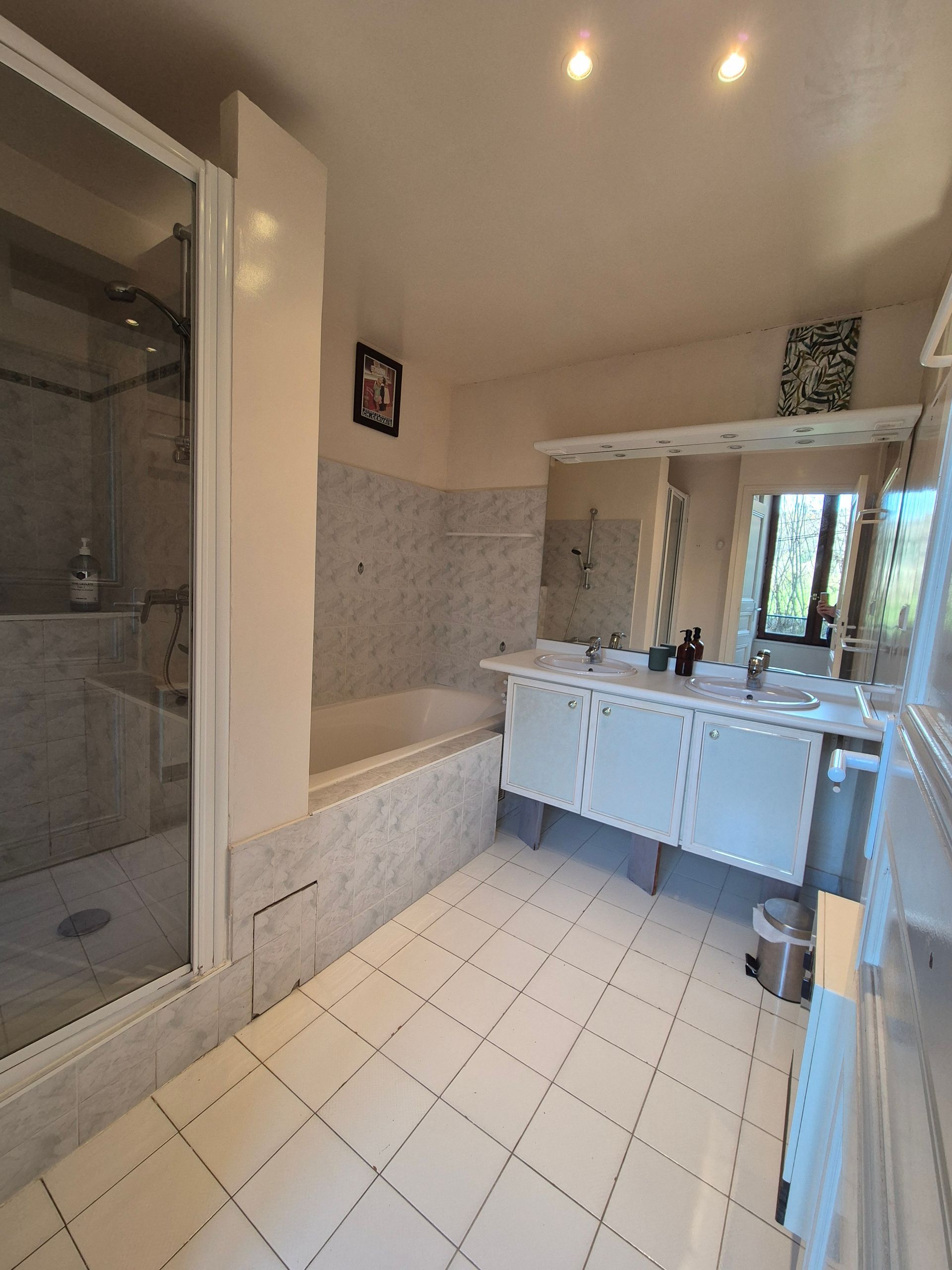 Salle de bain avec douche et baignoire dans le gîte en chartreuse