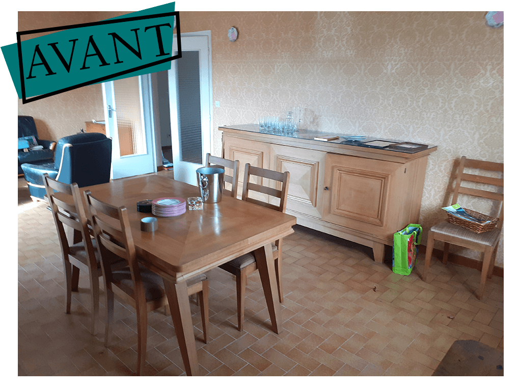 Salle à manger avec table, chaises et meubles avant débarras